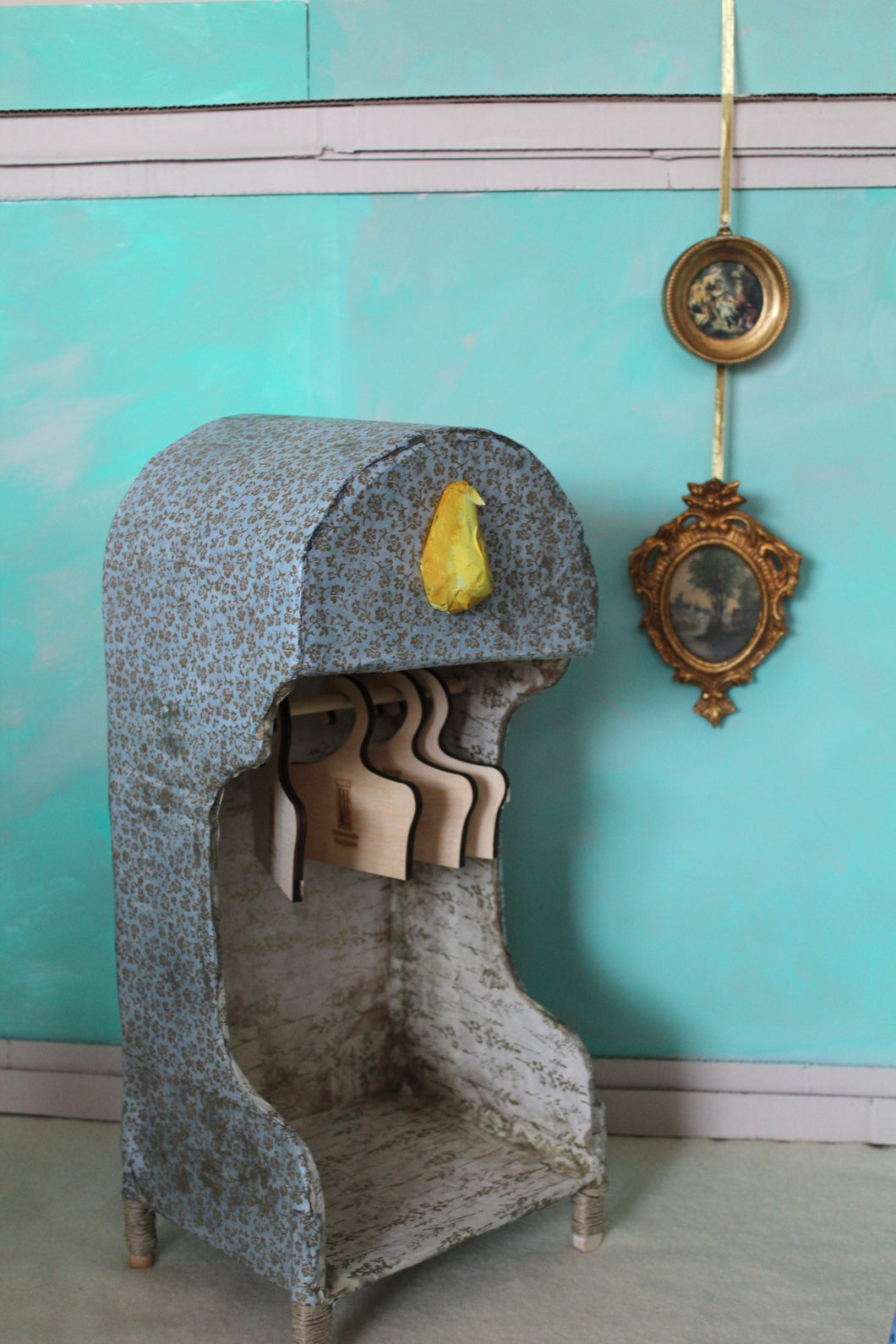 Note Bleue-- Petite Armoire